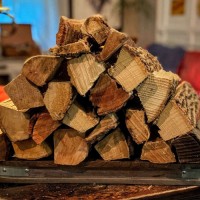 Wholesale Bulk Dried Oak Firewood Online High Quality Hardwood Logs for Home Heating Outdoor BBQ Fireplace Stove
